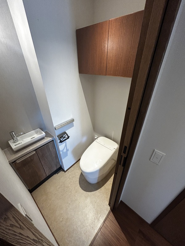 トイレ　温水洗浄便座付き