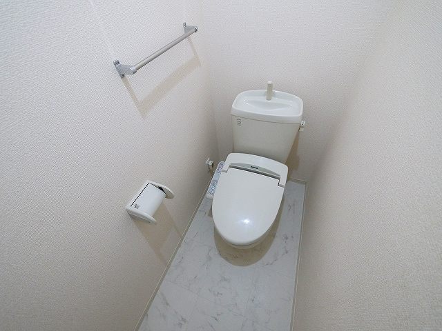 トイレ　落ち着いた色調のトイレです