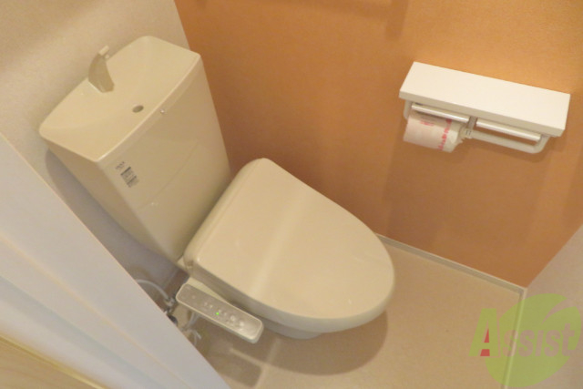 トイレ　嬉しいウォシュレット機能付きです。シャワートイレは便利です。
