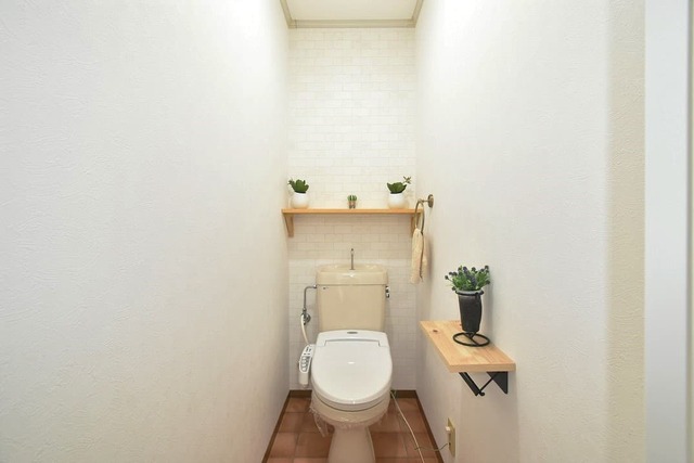 トイレ　温水洗浄便座付き♪　棚もあり小物も置けます！