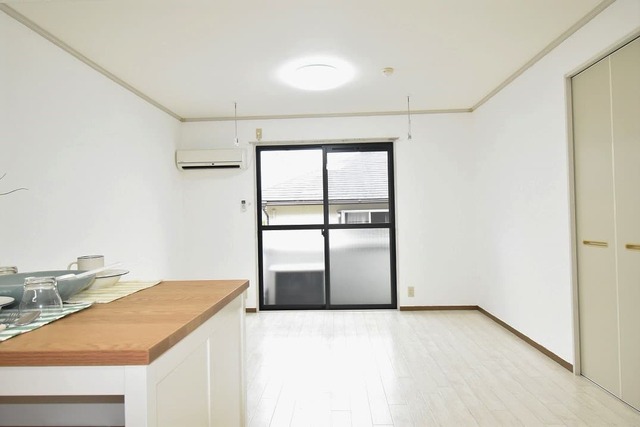 居室・リビング　リビング１２帖　白を基調とした明るいお部屋です♪