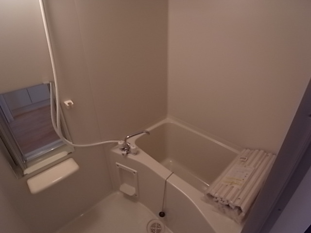 バス・シャワールーム　２人でも十分入浴できる広々なお風呂です