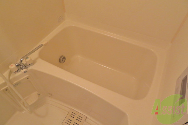 バス・シャワールーム　こちらはお風呂です。追い焚き機能で楽にお風呂。