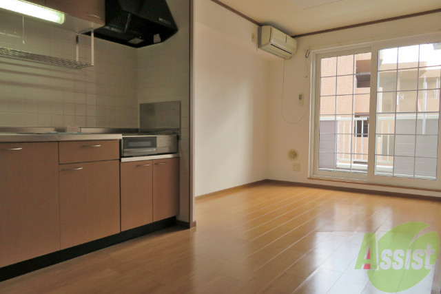 居室・リビング　こちらはリビングです。広々していて明るくてキレイですね。