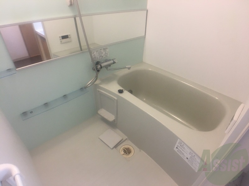 バス・シャワールーム　バスルームは狭すぎず、シャワーも浴びやすそうです。