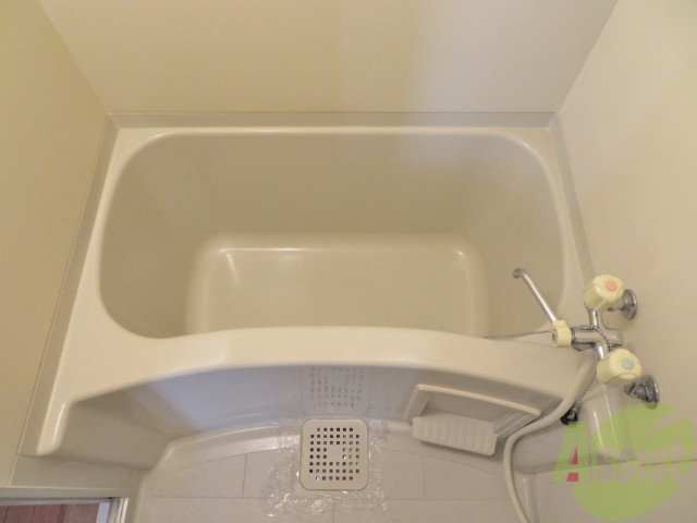 バス・シャワールーム　お風呂はシンプルです。十分な広さがございます