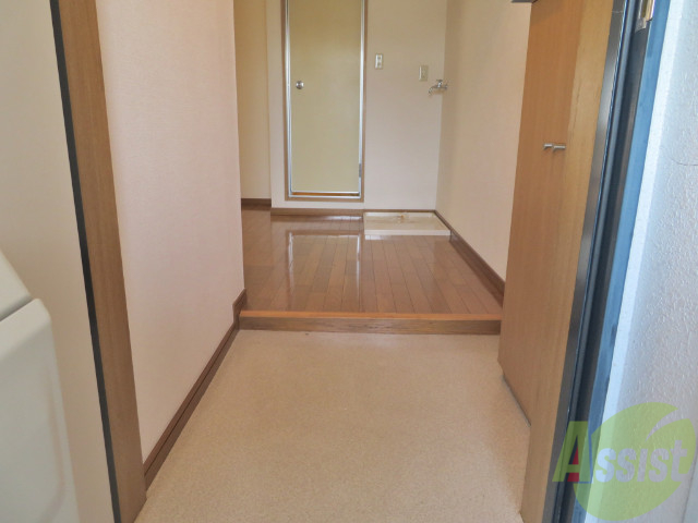 玄関　玄関回りも十分な広さですね。シューズボックスもあります