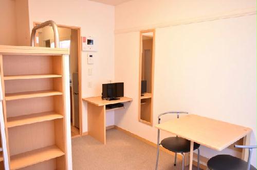 居室・リビング　1階の床はフローリングで2・3階は、カーペットです！！