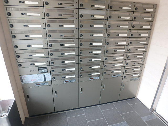 その他共有部分　ポスト下部が宅配ボックスです