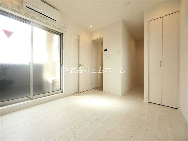 居室・リビング　洋室7.7帖　エアコン完備　クローゼット付　バルコニー