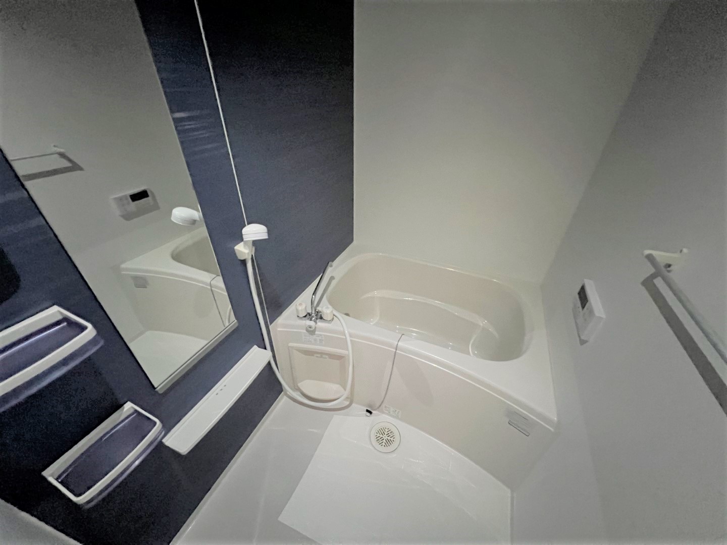 バス・シャワールーム　参考写真　便利な追焚機能、浴室乾燥機付き