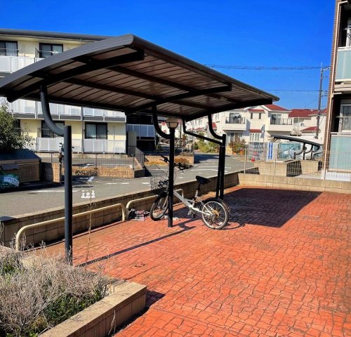 その他　屋根付き駐輪場完備