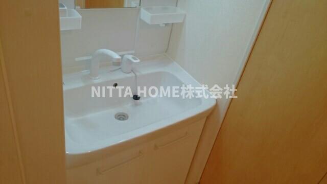 洗面設備　シャワー付きの洗面台付き◎