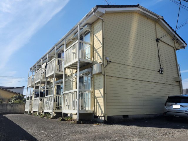 建物外観　南向きの物件で、前面に高い建物もなく日当たり良好です