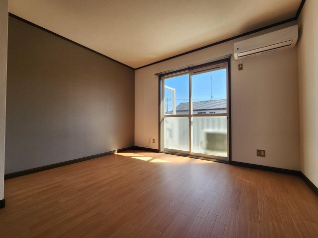 居室・リビング　グレーのアクセントクロスにより、落ち着くリビング