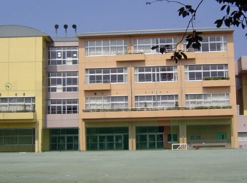 中学校　世田谷区立東深沢中学校（中学校）まで672m