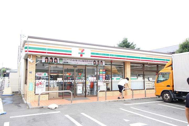 コンビニ　セブンイレブン（コンビニ）まで677m