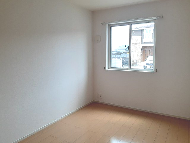 その他部屋・スペース　落ち着いた色調の寝室です