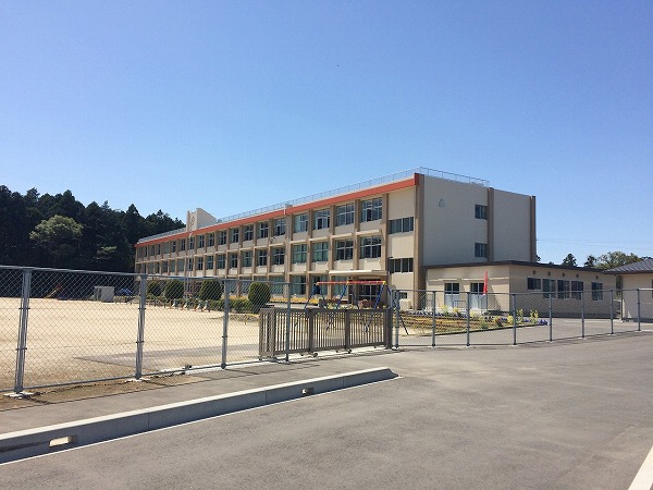 小学校　葵小（小学校）まで900m