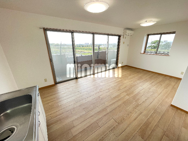 居室・リビング　開放感のある１３帖のリビング