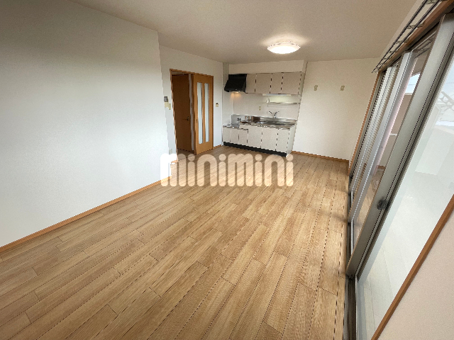 その他部屋・スペース　窓が多くて日当たり良好ですね