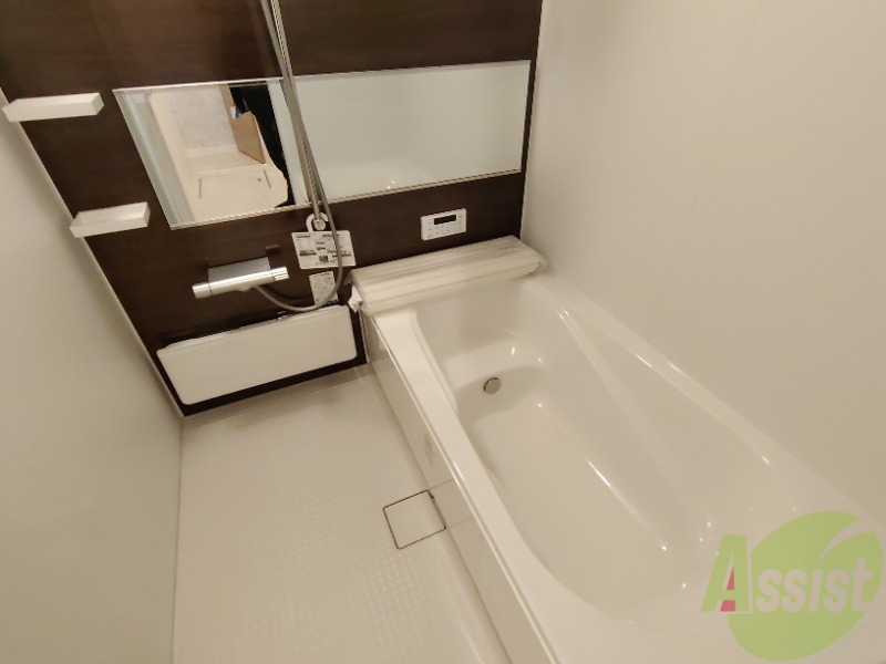 バス・シャワールーム　浴室は広々としております。一日の疲れを癒しましょう。