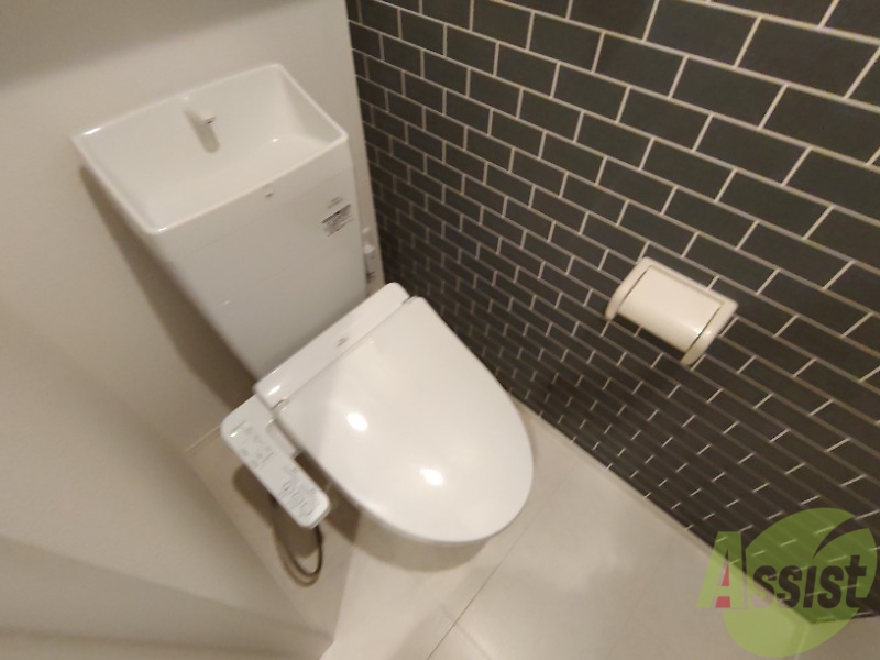 トイレ　トレイは嬉しい温水洗浄便座付きです。快適に過ごせそうです。