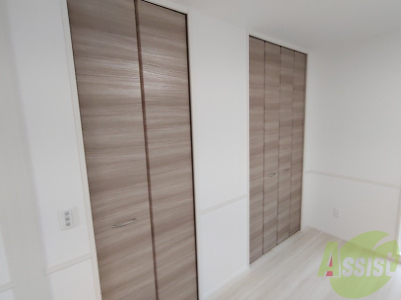 収納　クローゼットは広々としております。お荷物は整頓しましょう。