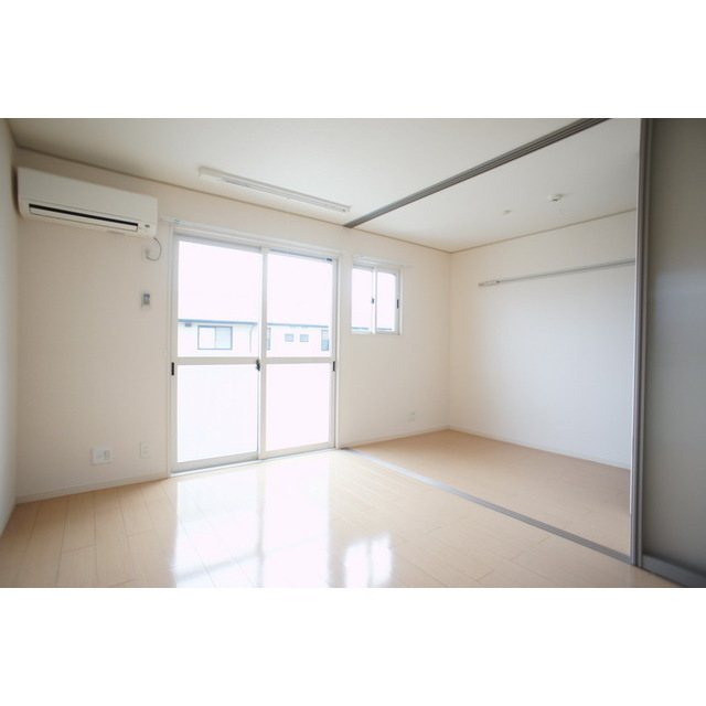 居室・リビング　高い天井の室内で随所に気遣いを感じます☆