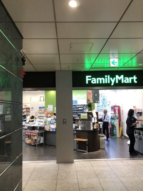 コンビニ　ファミリーマート 愛宕グリーンヒルズ店（コンビニ）まで124m