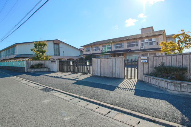 中学校　岡山市立富山中学校（中学校）まで1264m