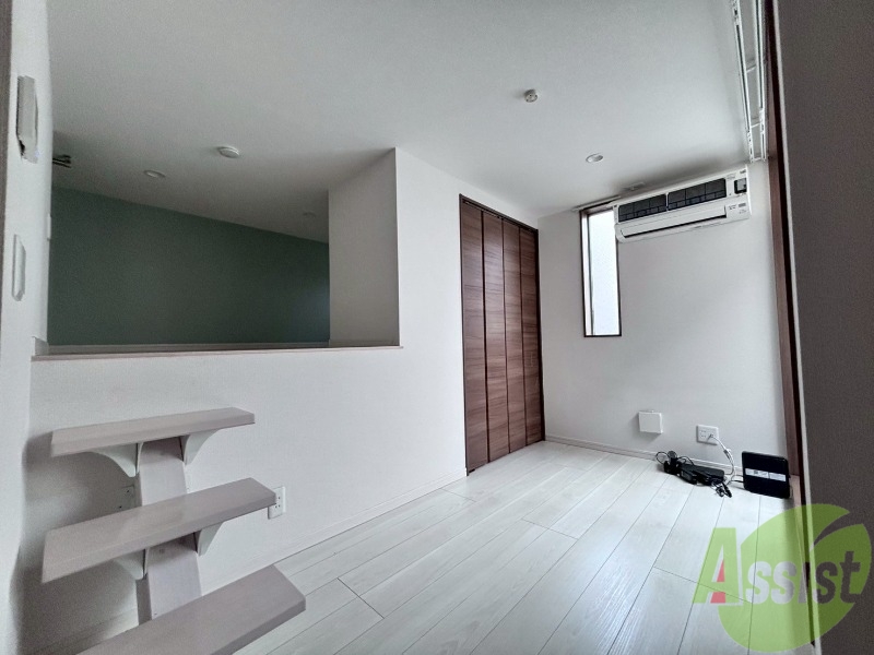 居室・リビング　こちらは６．１帖の洋室になります。綺麗なフローリングです。