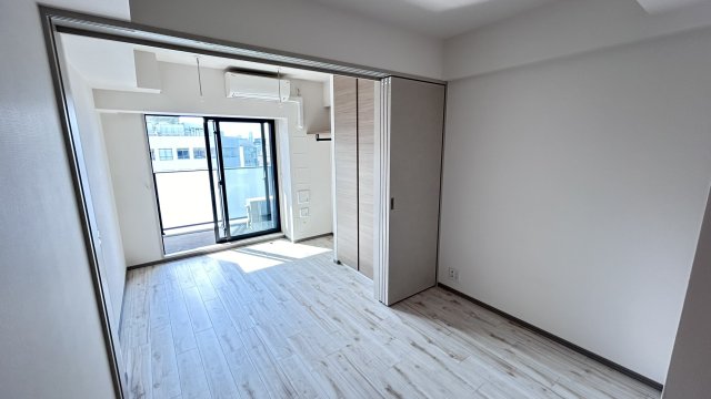 居室・リビング　バルコニーに面した明るいリビングダイニング