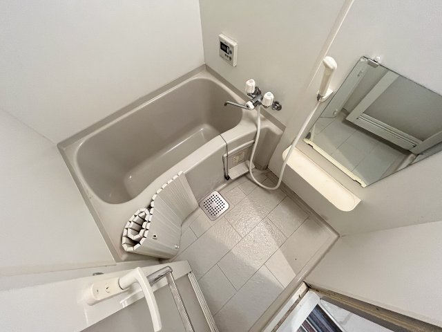 バス・シャワールーム　落ち着いた空間のお風呂です