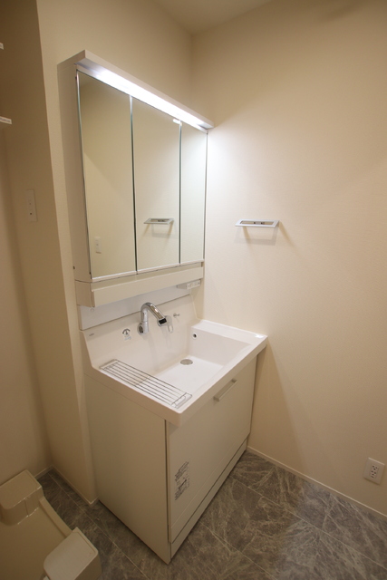 洗面設備　忙しい朝にも嬉しいシャワー付き独立洗面台♪