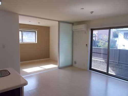 居室・リビング　同物件、別号室のものです。