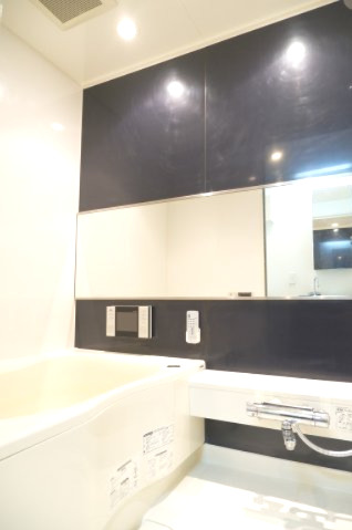 バス・シャワールーム　浴室はゆとりのあるスペースになっています