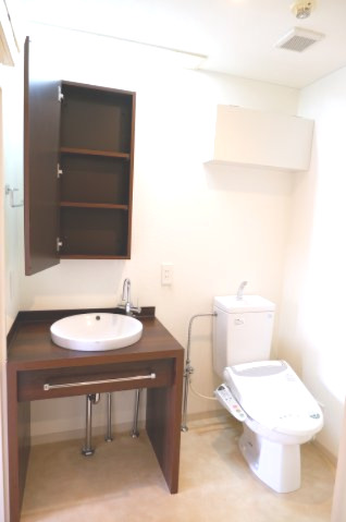 洗面設備　機能的なパウダールーム仕様です