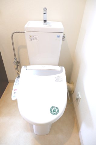 トイレ　温水式洗浄便座付きです