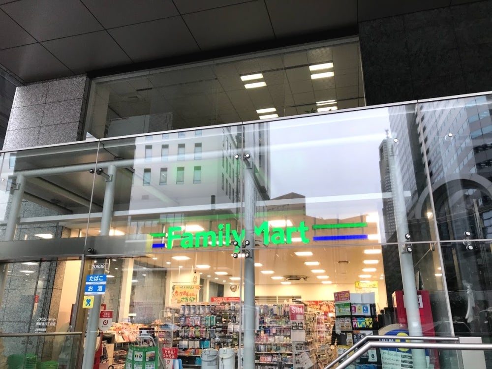 コンビニ　ファミリーマート 西新宿八丁目店（コンビニ）まで190m