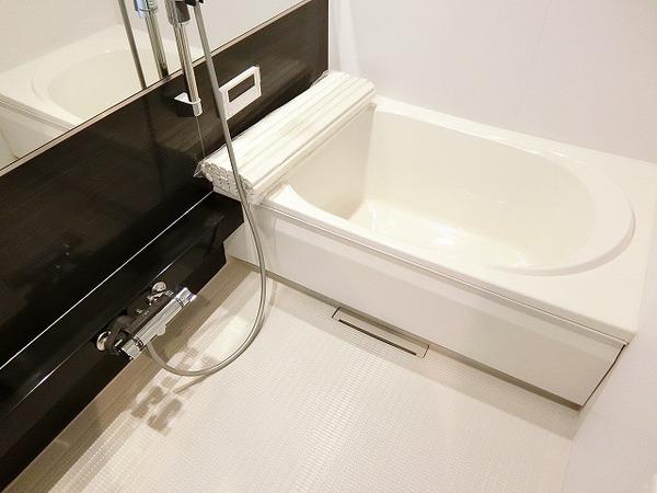 バス・シャワールーム　浴室乾燥機、追焚機能付の広々バスルーム！