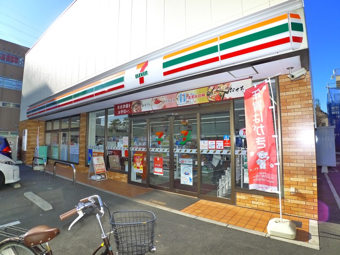 コンビニ　セブンイレブン足立梅島駅前店（コンビニ）まで279m