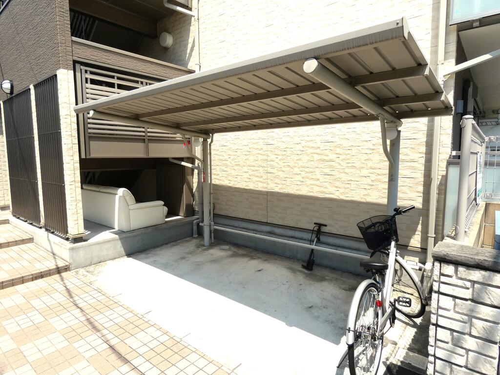 エントランス　駐輪・バイク置場を完備です☆