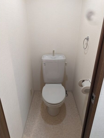 トイレ　※写真は同じマンションの違う部屋のものになります。反転タイプ