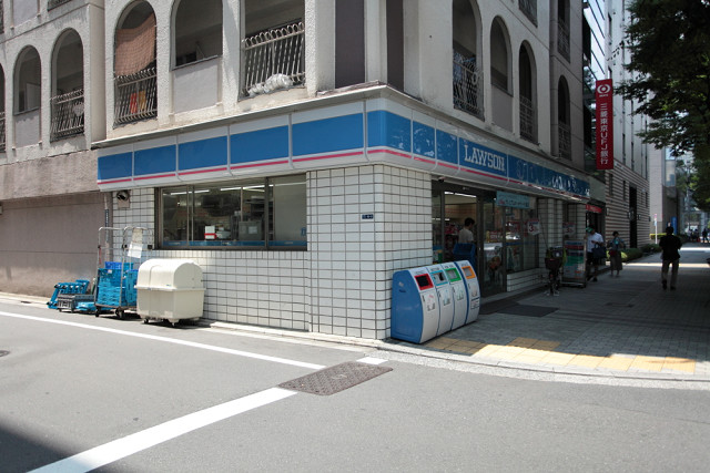 コンビニ　ローソン 人形町駅前店（コンビニ）まで121m