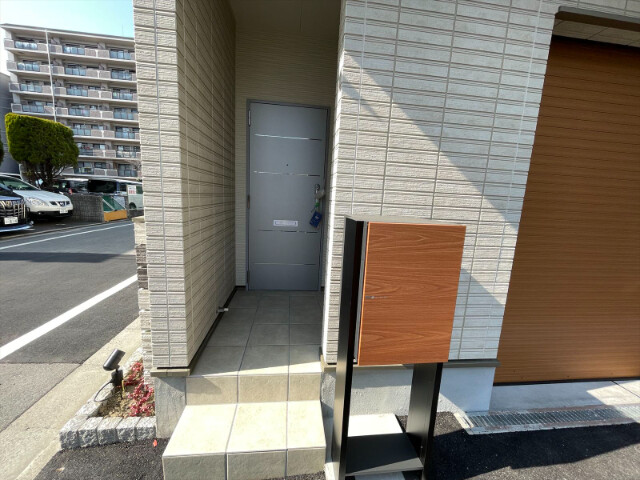 その他　玄関前スペース。宅配BOXございます