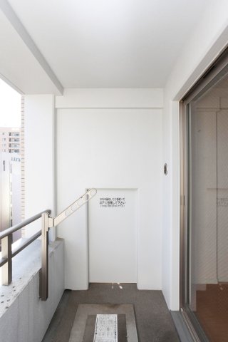 バルコニー　別号室のものになります。現状優先。