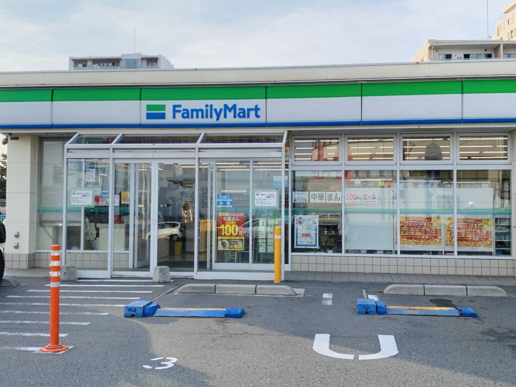 コンビニ　ファミリーマート湘南江ノ島店（コンビニ）まで909m