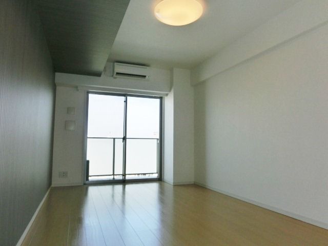 その他部屋・スペース　広めの洋室でお気に入りの家具も置けますね