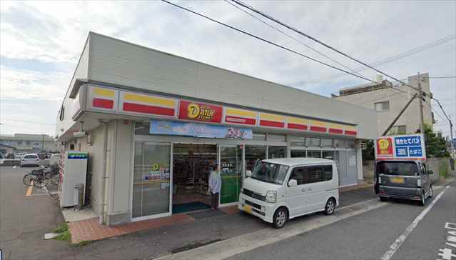 コンビニ　デイリーヤマザキ（コンビニ）まで642m